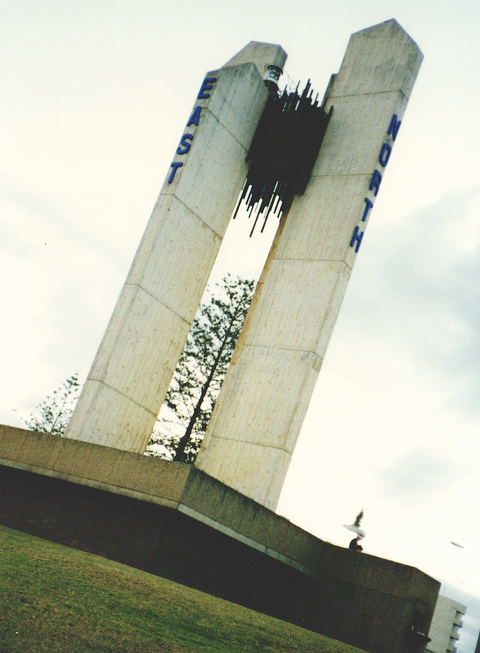 クイーンズランド州とニューサウスウェールズ州の州境に建つ「キャプテン・クック・メモリアル・アンド・ライトハウス/Captain Cook Memorial and Lighthouse」