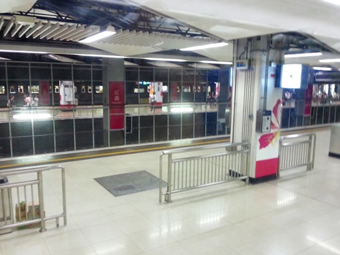 香港九龍 ホンハム駅の構内