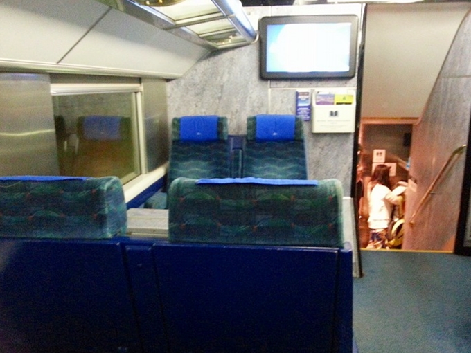 ホンハム駅から常平駅までの広九直通列車の座席シート