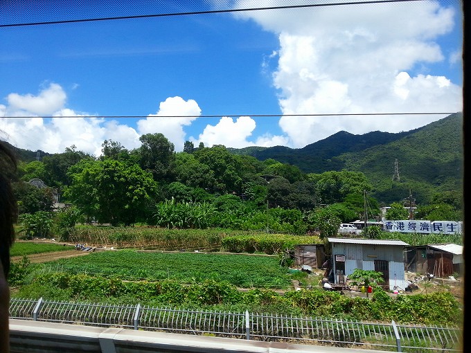 広九直通列車 中国列車の車窓からの山と畑の景色
