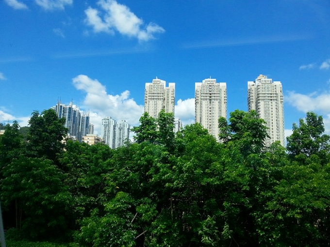 広九直通列車 中国列車の車窓からの高層ビル群の景色
