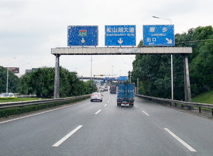 中国・広東省 常平駅から東莞への高速道路