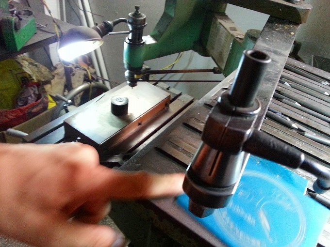 中国広東省東莞市 金属製品加工工場 金型を作る機械