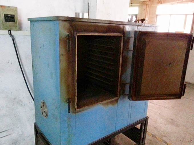 中国広東省東莞市 金属製品加工工場 着色の釉薬を乾燥させるための電気釜