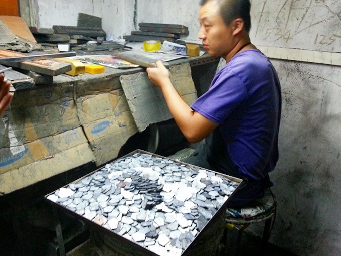 中国広東省東莞市 金属製品加工工場 バッチを削って仕上げる職人さん