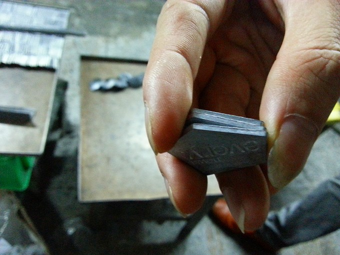 中国広東省東莞市 金属製品加工工場 バッチの研磨の様子