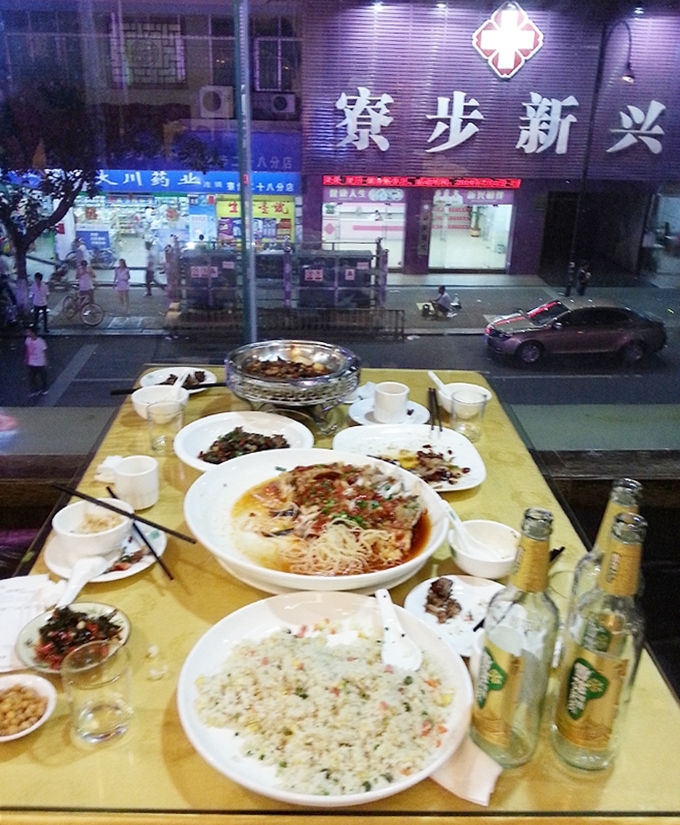 広東省・東莞 中華晩餐「洞庭湖魚頭王」での大量の食べ残し