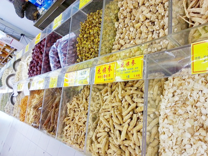 中華人民共和国広東省東莞市 スーパーマーケット新安超級広場 漢方薬や薬膳のコーナー