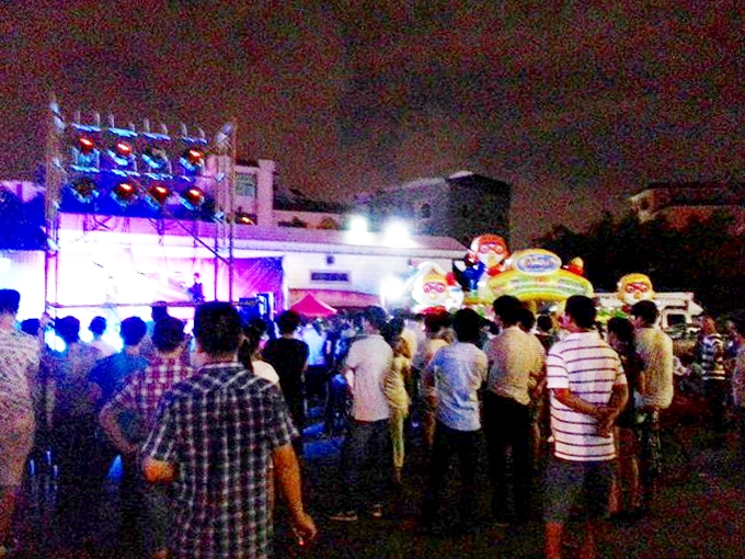 中華人民共和国広東省 東莞の夜 スーパーマーケットの横の広場で野外ライブ