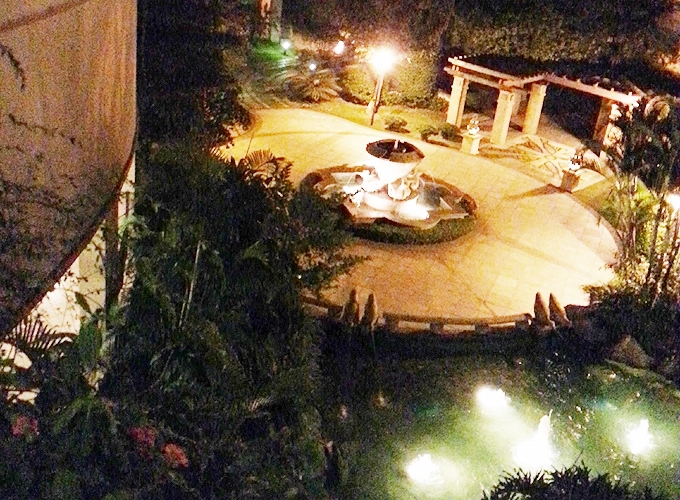 中華人民共和国広東省東莞市 ソフィテル東莞ゴルフリゾート ライトアップされた夜の中庭