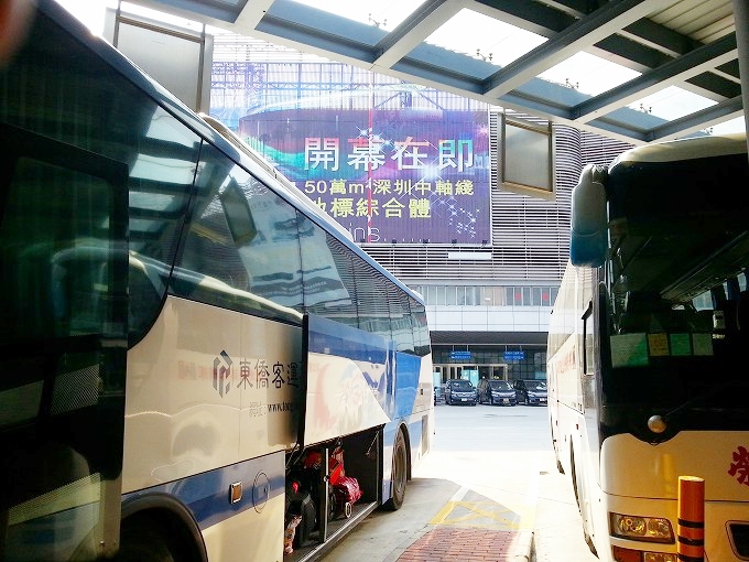 中国広東省深セン国境イミグレ/出入国管理のコーチバス駐車場