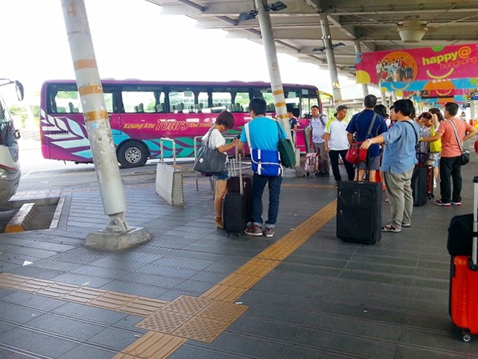香港国境イミグレ/出入国管理のコーチバスの駐車場