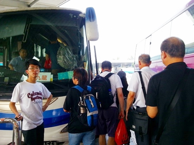 香港国境イミグレ/出入国管理のコーチバスの駐車場