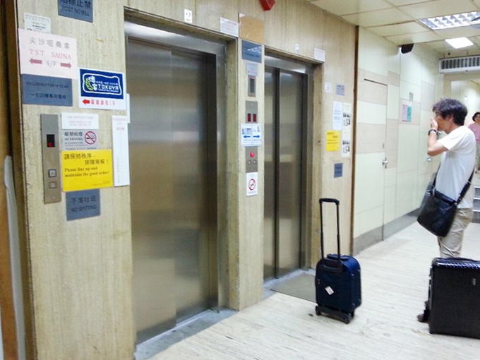 香港 九龍 尖沙咀「アイ ホテル/i-Hotel」の入居する雑居ビルのエレベーター