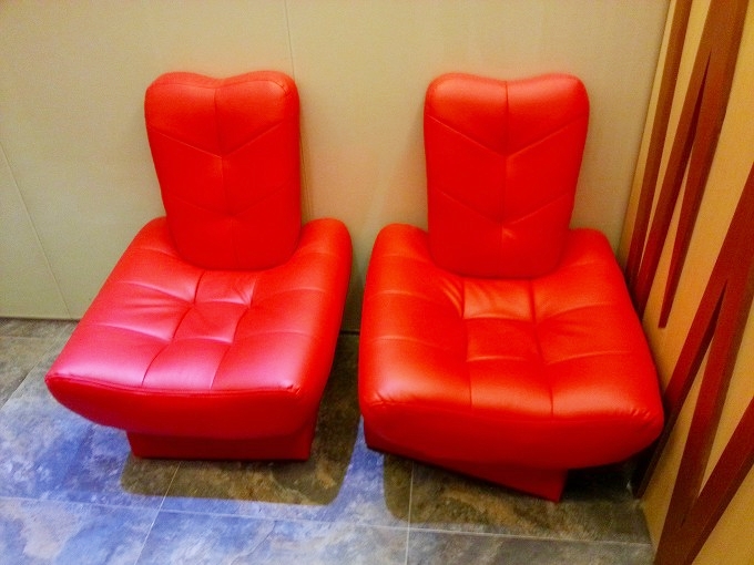 香港 九龍 尖沙咀「アイ ホテル/i-Hotel」のフロントの真っ赤な椅子