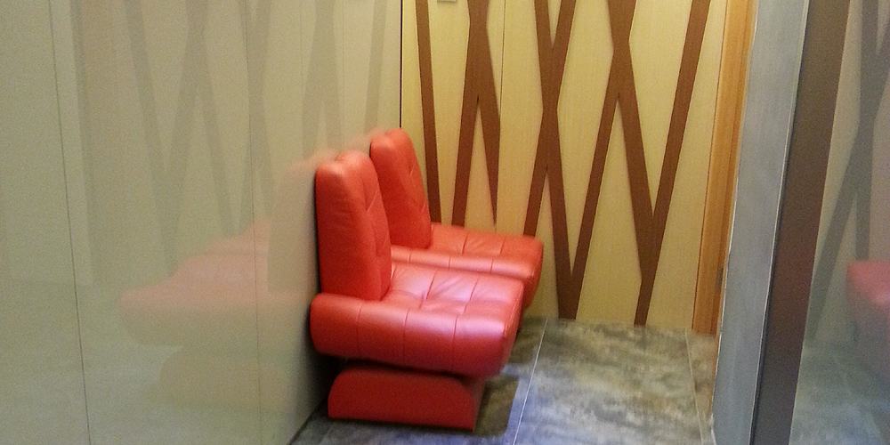 香港 九龍 尖沙咀「アイ ホテル/i-Hotel」入口の真っ赤な椅子