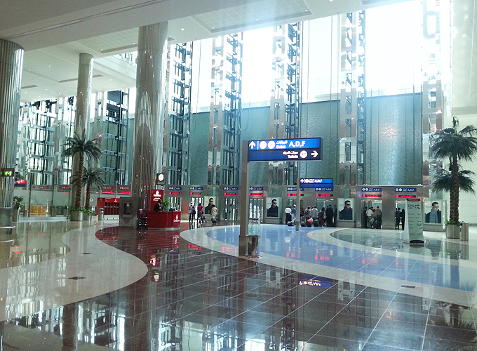 UAE ドバイ国際空港 メトロを降りてみると施設がすごく近代的