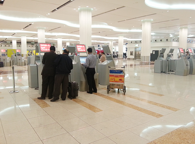 UAE ドバイ国際空港 チェックイン機