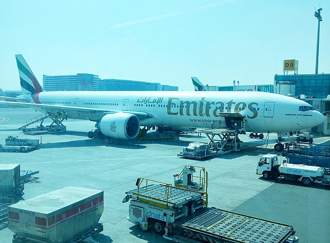 UAE ドバイ国際空港 国際線搭乗待合室からみたエプロンのエミレーツ航空機