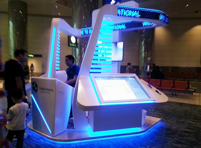 UAE ドバイ国際空港 派手なインフォメーションカウンター