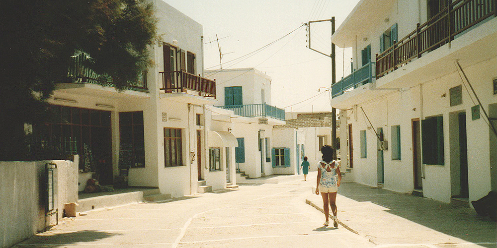 ギリシャ エーゲ海 パロス島 白壁と青い窓の街並み