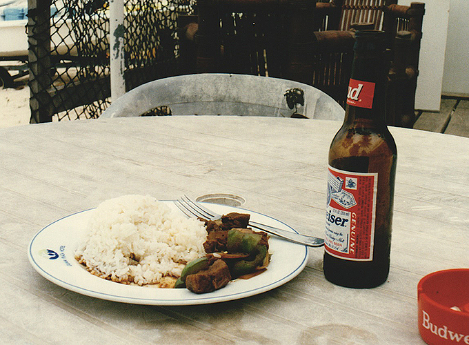 アメリカ合衆国準州 グアム タモンビーチでグアムの伝統料理・チャモロ料理