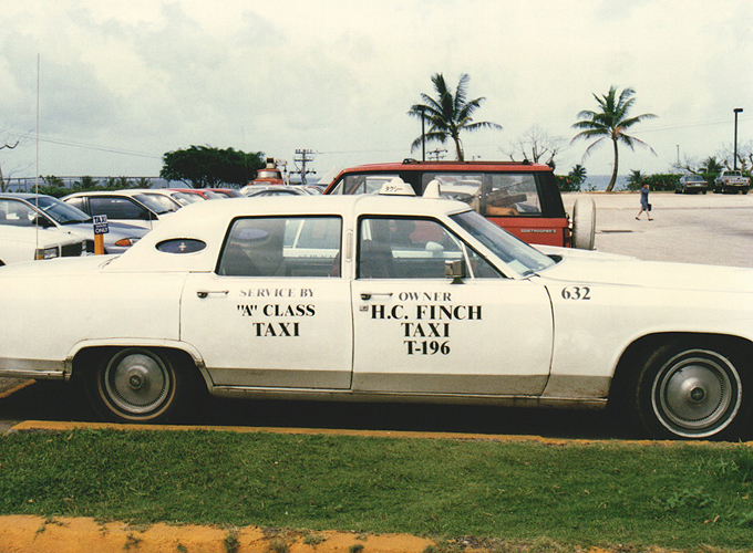 アメリカ合衆国準州 グアム タモン地区 ホテルの駐車場のタクシー