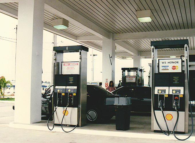 アメリカ合衆国準州 グアム レンタカーでドライブ ガソリンスタンド