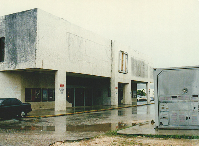 アメリカ合衆国準州 グアム レンタカーでドライブ グアムの風景「映画館」