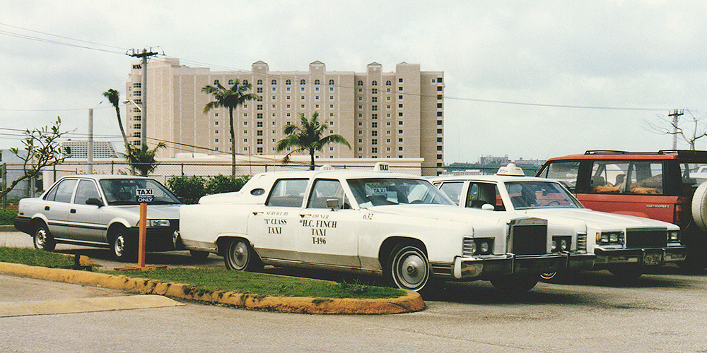 アメリカ合衆国準州 グアム タモン地区 ホテルの駐車場のタクシー