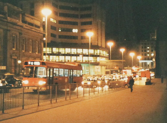 1987年3月の香港島の夜のストリートビュー