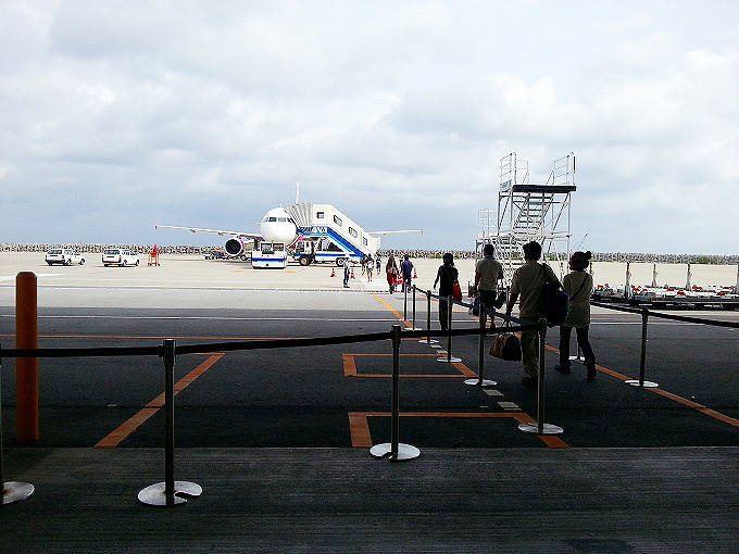 沖縄県 旧那覇LCCターミナル 徒歩で飛行機まで行きタラップでの搭乗