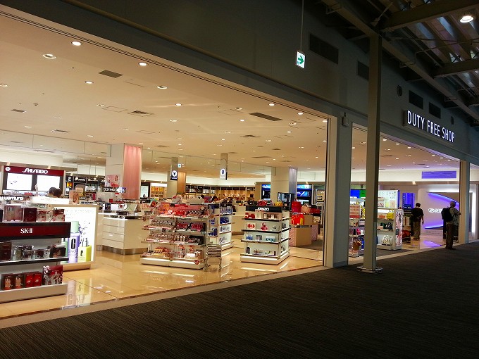 関西国際空港 第二ターミナル 搭乗待合室の免税店