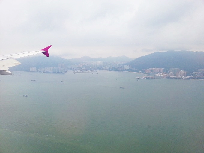 香港に着陸態勢のピーチアビエーションの旅客機