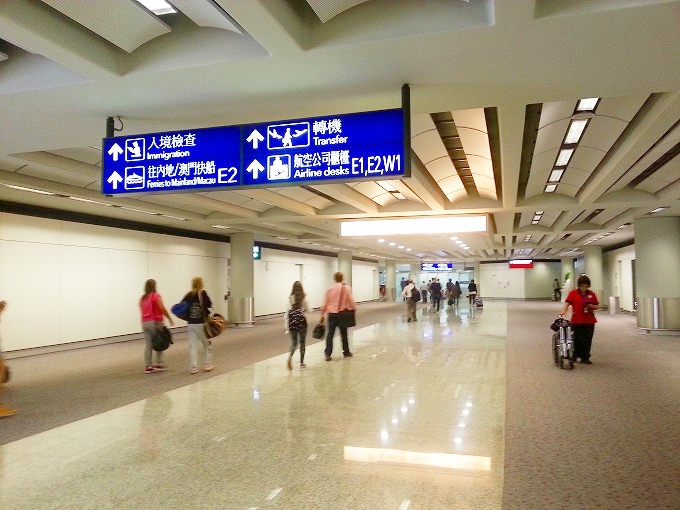 香港国際空港 イミグレーション（出入国管理）に向かう通路