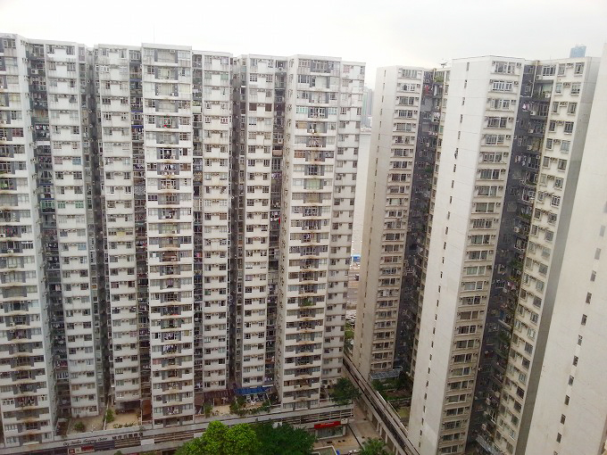 香港 城市花園酒店/シティガーデンホテルの客室から見える高層マンション群