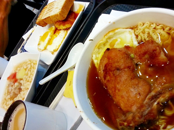 香港国際空港のファーストフード店の「公仔麺餐 26香港ドル（約390円）」