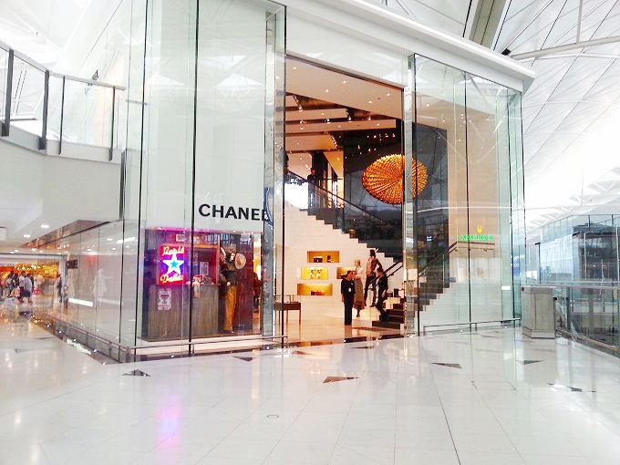 香港国際空港 国際線 搭乗待合室 シャネルのショップ