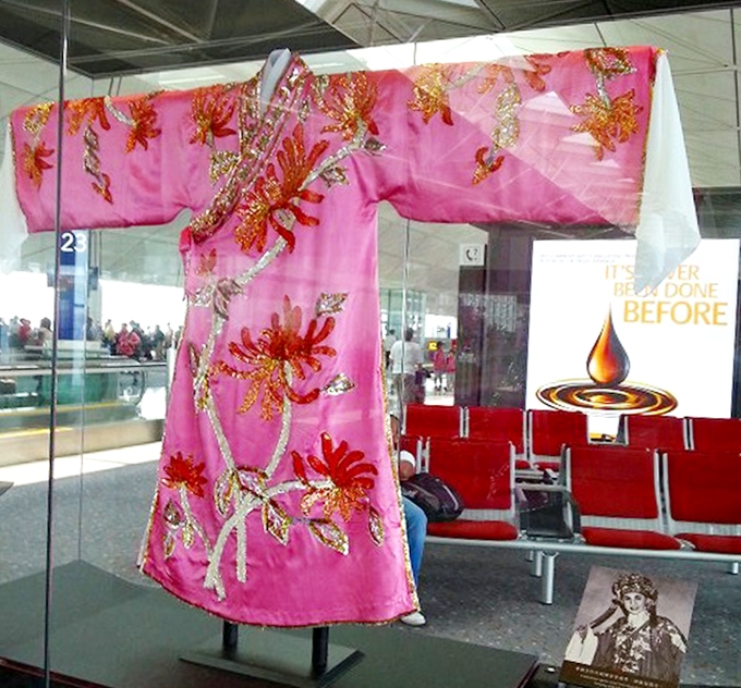 香港国際空港 国際線 搭乗待合室 民族衣装の展示