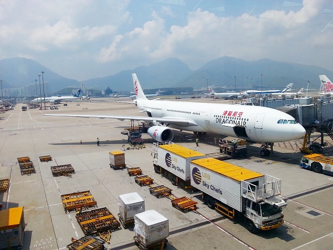 香港国際空港 港龍航空ドラゴンエアーの旅客機