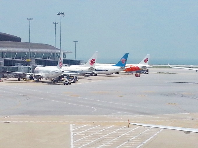 香港国際空港 エプロンに並ぶ旅客機