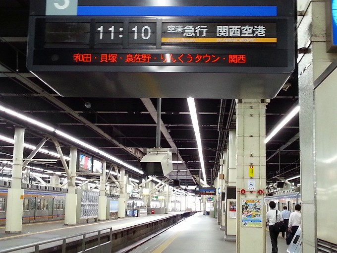 大阪府大阪市 南海なんば駅 関西空港行き急行のプラットフォーム