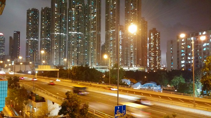 香港 九龍 南昌 ホテル オヴォロ ウェスト カオルーン「5階オープンスペース」からの高速道路と摩天楼
