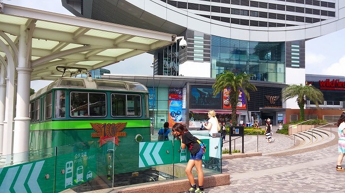 香港島 太平山 ビクトリア ピーク広場 以前使われていたピークトラムの車体のビジターセンター
