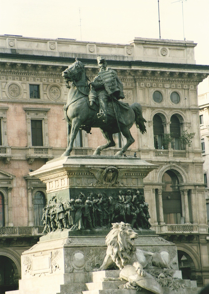 イタリア ミラノ大聖堂 ドゥオーモ広場「ヴィットリオ・エマヌエーレ2世騎馬像」