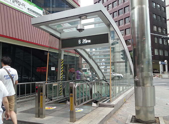 韓国 大邱市内の地下鉄の駅の入り口