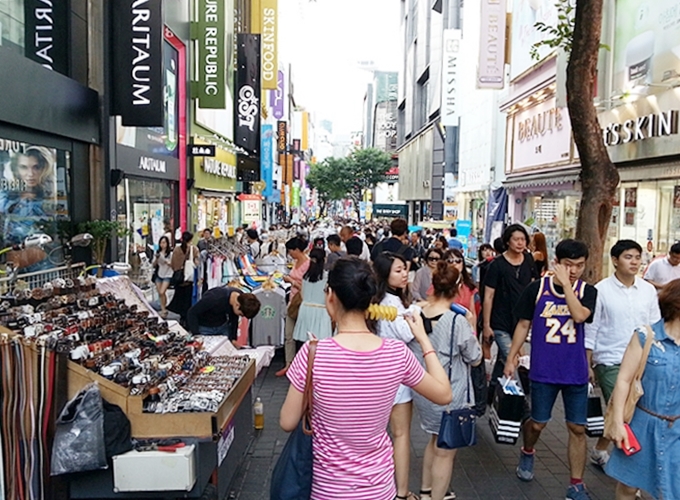 韓国 ソウル 明洞のブティックが立ち並ぶストリート