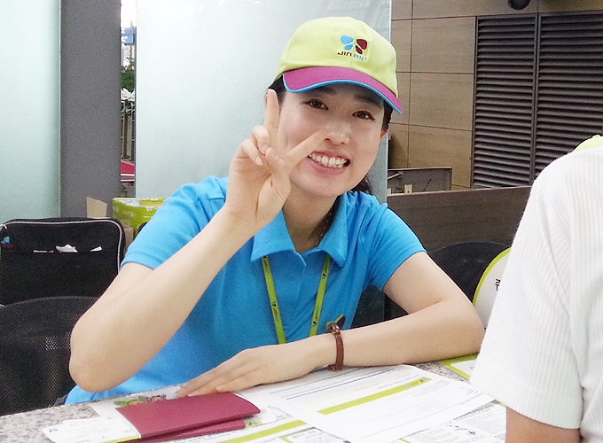 韓国 ソウル 仁川国際空港 ジンエアーのチェックイン カウンターの女性スタッフ