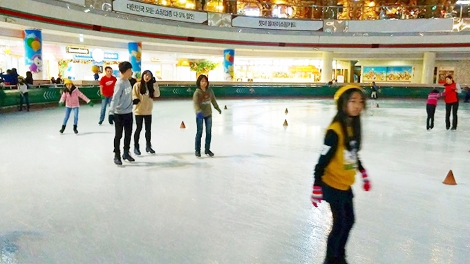 韓国ソウル ロッテワールド アイススケートリンクで滑る姉