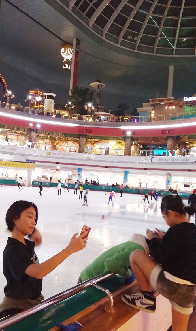 韓国ソウル ロッテワールド アイススケートリンクで滑る姉